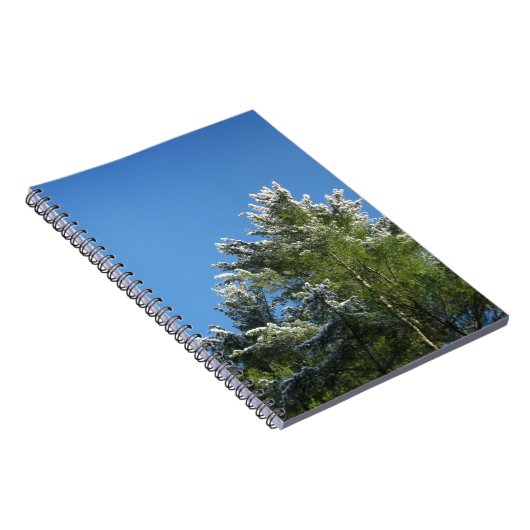 Schneebedeckter Kiefernbaum auf blauem Himmel Notizblock (Rechte Seite)