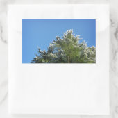 Schneebedeckter Kiefernbaum auf blauem Himmel Rechteckiger Aufkleber (Tasche)