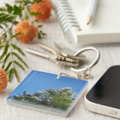 Schneebedeckter Kiefernbaum auf blauem Himmel Schlüsselanhänger (Vorderseite rechts)