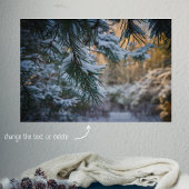 Schneebedeckter Kiefernbaum im Winterwald Poster
