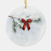 schneebedeckter Kiefernzweig mit festlichem rotem Keramik Ornament (Vorne)