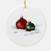 schneebedeckter Kiefernzweig mit festlichem rotem Keramik Ornament (Hinten)