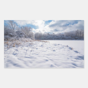 Schneebedeckter Teich und Wälder in Salem Hills Rechteckiger Aufkleber