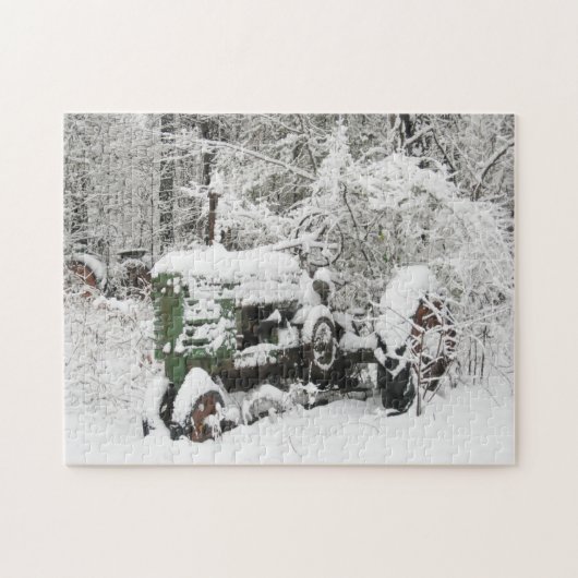 Schneebedeckter Traktor Parkplatz bei Wäldern Puzzle (Horizontal)