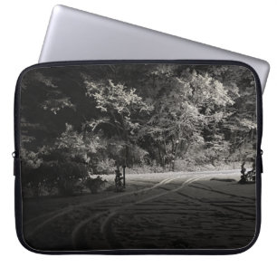 Schneebedeckter Wald bei Nacht Laptopschutzhülle