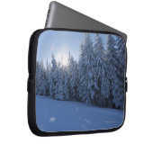 schneebedeckter Wald im Berg Laptopschutzhülle (Vorne Rechts)