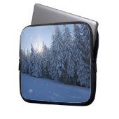 schneebedeckter Wald im Berg Laptopschutzhülle (Vorderseite Links)