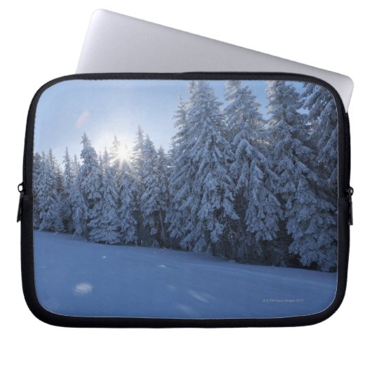 schneebedeckter Wald im Berg Laptopschutzhülle (Vorderseite)