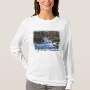 Schneebedeckter Waldweg T-Shirt