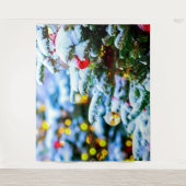 Schneebedeckter Weihnachtsbaum im Freien Wandteppich (Vorderseite)