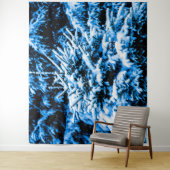 Schneebedeckter Weihnachtsbaum im Wald Wandteppich (Beispiel)