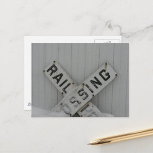 Schneebedecktes Bahnübergangszeichen Postkarte
