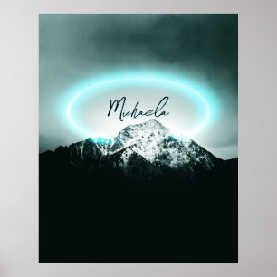 Schneebedecktes Berg mysteriöses blaues Neonlicht- Poster