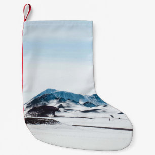 SCHNEEBEDECKTES LAND WÄHREND DER TAGESZEIT KLEINER WEIHNACHTSSTRUMPF