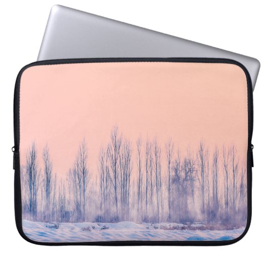 SCHNEEBEREICH MIT GETROFFENEN BÄUMEN LAPTOPSCHUTZHÜLLE (Vorderseite)