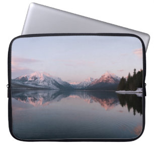 SCHNEEBERG IN DER NÄHE DES SEES WÄHREND DES TAGE LAPTOPSCHUTZHÜLLE
