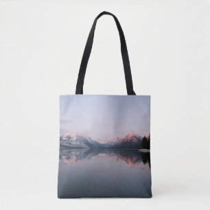 SCHNEEBERG IN DER NÄHE DES SEES WÄHREND DES TAGE TASCHE