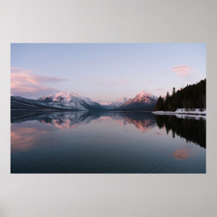 SCHNEEBERG IN DER NÄHE DES SEES WÄHREND DES TAGES POSTER