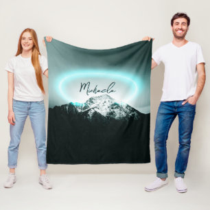 Schneeberg mysteriös blaues Neonlicht-Monogramm Fleecedecke