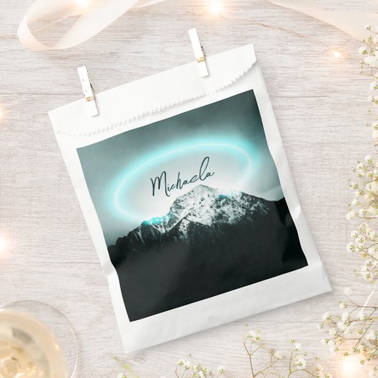 Schneeberg mysteriös blaues Neonlicht-Monogramm Geschenktütchen (Ausgeschnitten)