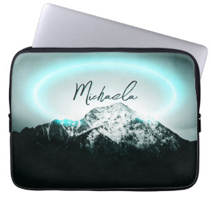 Schneeberg mysteriös blaues Neonlicht-Monogramm Laptopschutzhülle