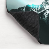 Schneeberg mysteriös blaues Neonlicht-Monogramm Mousepad (Ecke)