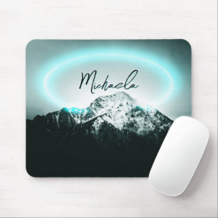 Schneeberg mysteriös blaues Neonlicht-Monogramm Mousepad