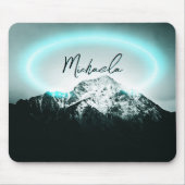 Schneeberg mysteriös blaues Neonlicht-Monogramm Mousepad (Vorne)