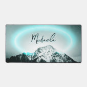 Schneeberg mysteriös blaues Neonlicht-Monogramm Schreibtischunterlage (Vorderseite)