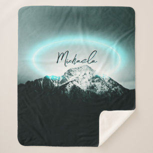 Schneeberg mysteriös blaues Neonlicht-Monogramm Sherpadecke