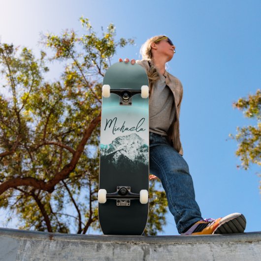 Schneeberg mysteriös blaues Neonlicht-Monogramm Skateboard (Außenbereich 1)