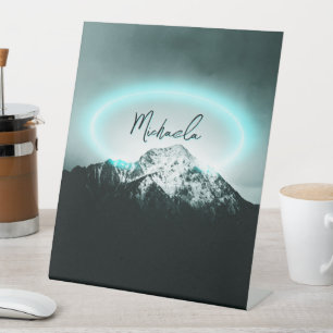 Schneeberg mysteriös blaues Neonlicht-Monogramm Sockelschild