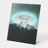 Schneeberg mysteriös blaues Neonlicht-Monogramm Sockelschild (Vorderseite)