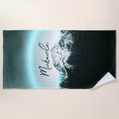 Schneeberg mysteriös blaues Neonlicht-Monogramm Strandtuch (Vorderseite)