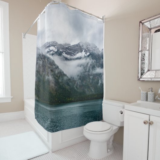 Schneeberge im Nebel am Plansee Duschvorhang (Beispiel)