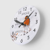 Schneeberge mit einem niedlichen Robin Runde Wanduhr (Winkel)