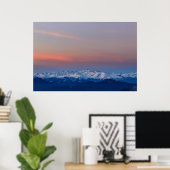 Schneeberge mit zauberhaftem Himmel Poster (Heimbüro)