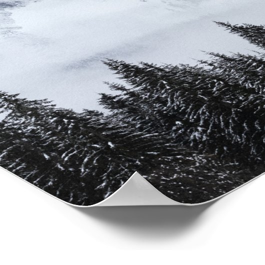 Schneeberge und Fichtenwald Poster (Ecke)