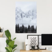 Schneeberge und Fichtenwald Poster (Heimbüro)