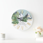 Schneebewaldete Landschaft mit Pinienwäldern Große Wanduhr (Zuhause)