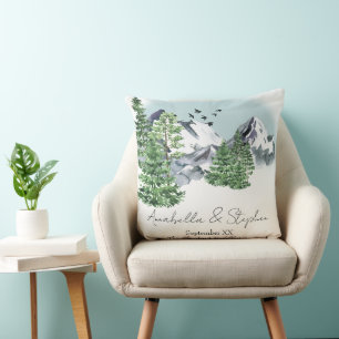 Schneebewaldete Landschaft mit Pinienwäldern Kissen