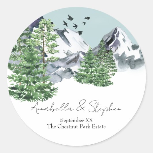Schneebewaldete Landschaft mit Pinienwäldern Runder Aufkleber (Vorderseite)