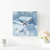 Schneedecke in einem Wald Quadratische Wanduhr (Zuhause)