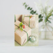 Schneedeckte Weihnachtsgeschenke Feiertagspostkarte (Stehend Vorderseite)