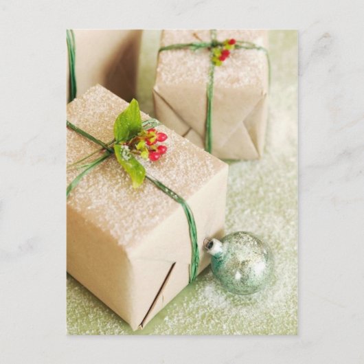 Schneedeckte Weihnachtsgeschenke Feiertagspostkarte (Vorderseite)