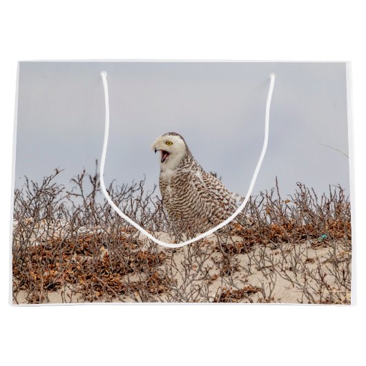 Schneeeule am Strand Große Geschenktüte (Vorderseite)