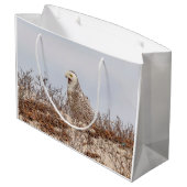 Schneeeule am Strand Große Geschenktüte (Rückseite Schrägansicht)