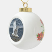 Schneeeule am Strand Keramik Kugel-Ornament (Rechts)