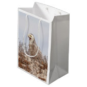 Schneeeule am Strand Mittlere Geschenktüte (Rückseite Schrägansicht)