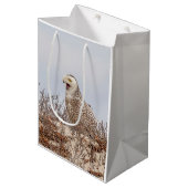 Schneeeule am Strand Mittlere Geschenktüte (Vorderseite Schrägansicht)